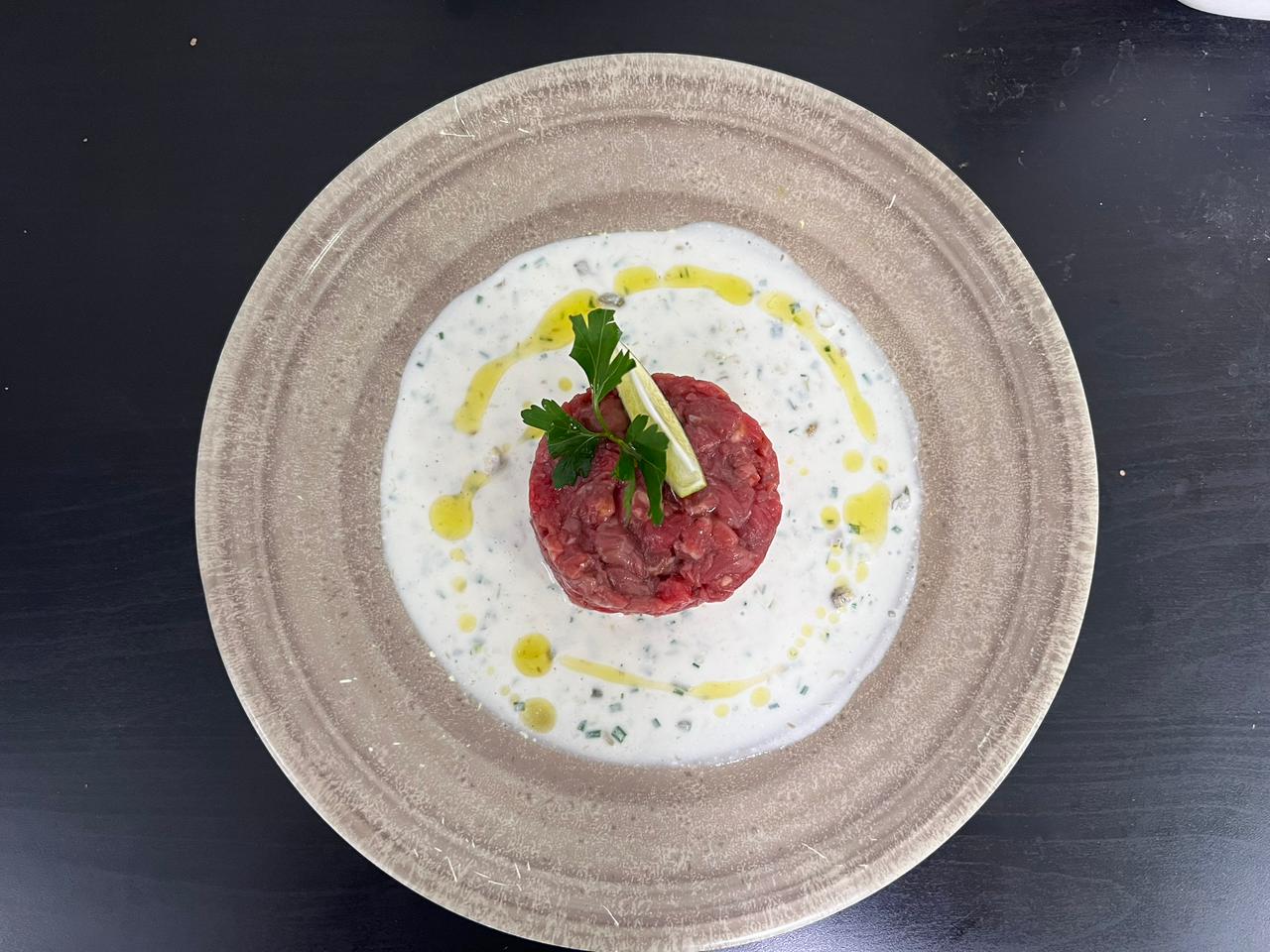 Crudo de filete con Salsa Griega