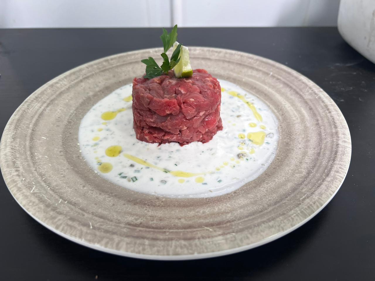 Crudo de filete con Salsa Griega
